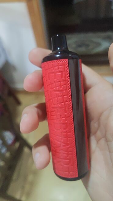 Şəkildə qırmızı rəngdə, təkrar istifadə edilə bilməyən, vape qələm
