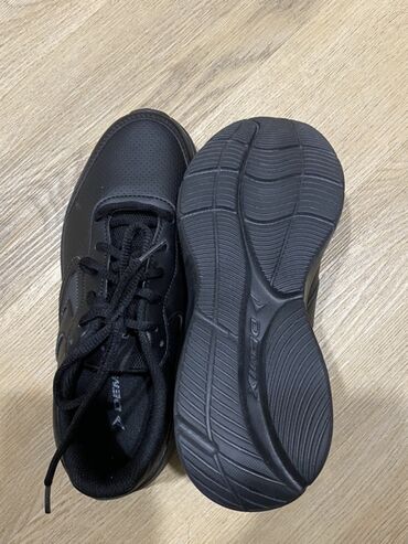 Women's Sneakers and athletic shoes: Кроссовкалар, 39, Demix, Колдонулган, түсү - Кара, Өзү алып кетүү, Акылуу жеткирүү