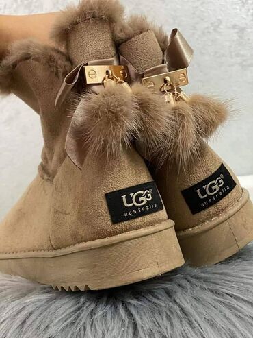 Ugg obuća: Ugg čizmice više boja

Novo
Brojevi 36 do 41

fb Moja Kupovina 1 — 4