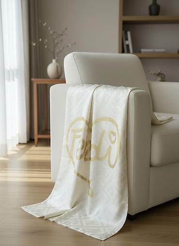 Hicab: Krem rəngli Fendi şərf/şal. - Material: yüngül, parıltılı atlas-satin — 1