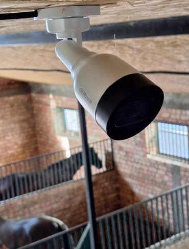 Видеонаблюдение: Белая цилиндрическая IP-камера Hikvision с кронштейном — 18