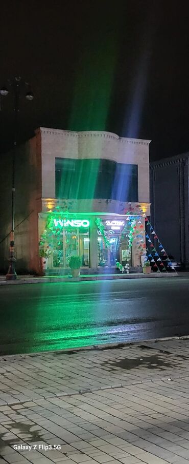 Manekenlər: Binanın birinci mərtəbəsində yerləşən, neon işıqlandırmalı və