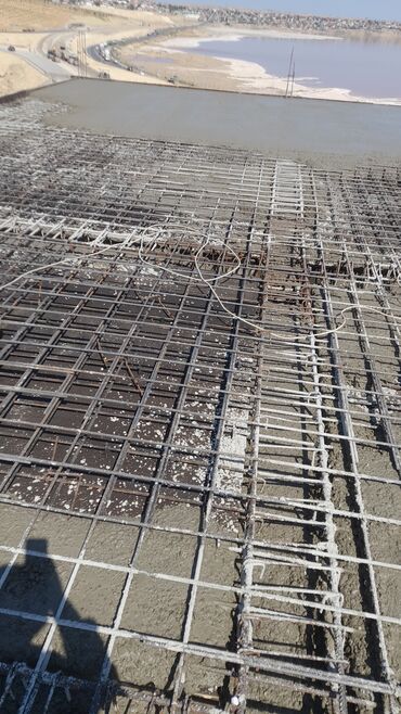 demir axtaran: Monalit beton işləri.Oval və sadə pilləkənlər.Lenta təməl və karkas