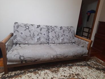 деревянные чехлы: Прямой диван, цвет - Бежевый, Б/у