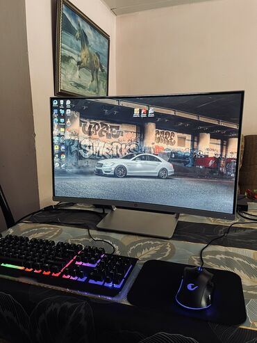 27 inch monitor: HP 27 inch monitor. Tək proplemi ekranın üstündə ki, aralanmadır. Oda
