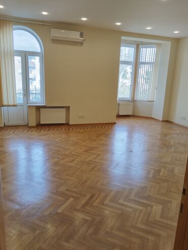 Ofislər: Elmlər metrosunun yaxınlığında yerləşən 160 kv.m sahəsi olan 6 otaqlı — 14