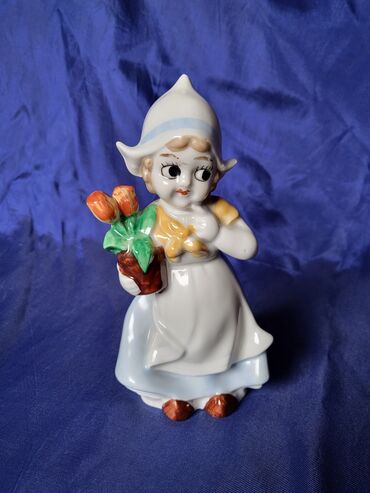 Ostali kućni dekor: Figura nova,vintaz,holandjanka sa lalama porcelanska. Nova — 3