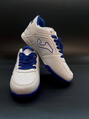 Бутсы: Сороконожки Joma белого цвета с синими вставками. Отлично подойдут — 2