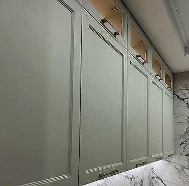 silver kitchen: Кухня «Г-образная» в классическом стиле с фасадами в нежно-салатовом и — 3