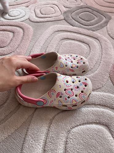 crocs: Uşaq üçün naxışlı rezin kloks (bağlama qayışı olan model) - Rəng və — 1