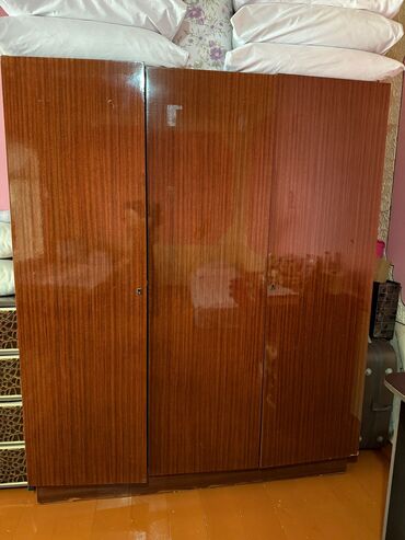 Divanlar: İşlənmiş, Açılan, 3 qapılı Düz dolab, Qarderob, paltar dolabı