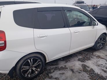 авто 400000: Honda Fit: 2001 г., 1.3 л, Вариатор, Бензин, Седан