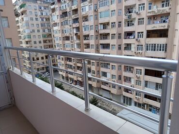 Binanın eyvanına quraşdırılmış metal söykənəcək. Gümüşü rəngli səthi