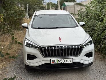 электромобиль neta: Hongqi HS3 Белый седан с современным дизайном кузова, оснащенный
