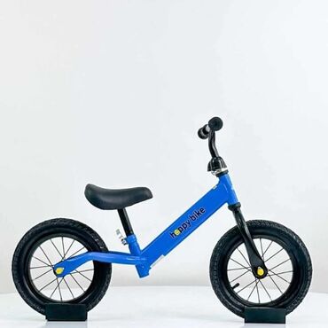 violine cena: Balance Bike Model 764 plavi namenjena deci od 18 meseci gde se dete