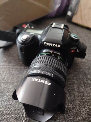 цифровые фотоаппараты: Цифровая зеркальная камера Pentax черного цвета с объективом и