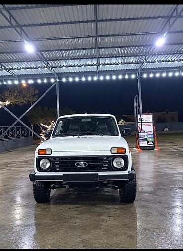niva oluxanasi: LADA Niva 4x4, ağ rəngli, 3 qapılı SUV. Texniki və dizayn — 3