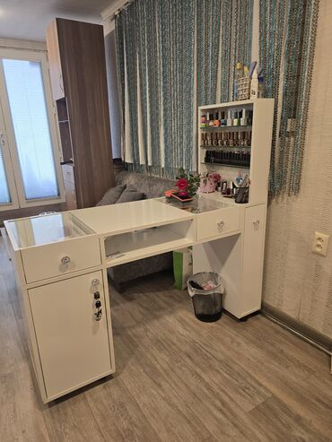 Salon masaları: İşlənmiş, Manikür üçün masa, Güzgüsüz
