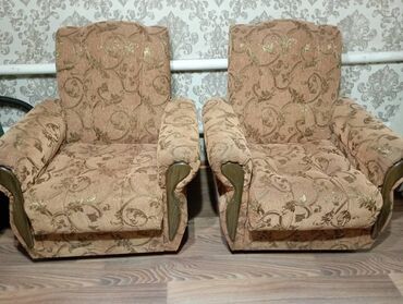 б мебель: Продаю два кресла по цене одного - 3000 сом. На колесах