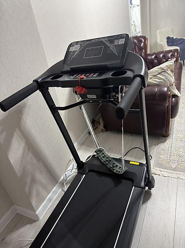 Беговые дорожки: Беговая дорожка для домашних тренировок - Мощность двигателя: 3,5 — 8