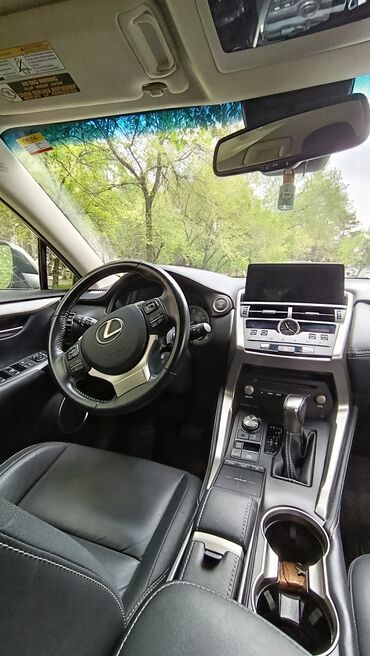 Lexus: Интерьер автомобиля Lexus NX с черным кожаным салоном. Видны рулевое