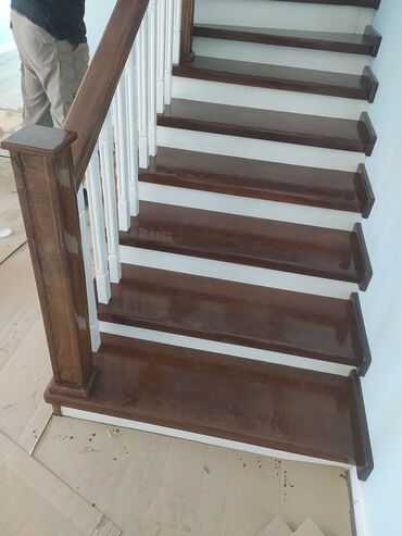 Деревянные лестницы: Деревянная лестница с окрашенными ступенями и белыми балясинами — 29