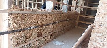 Другие стройуслуги: Стена дома, частично утепленная тюками соломы, закрепленными — 9