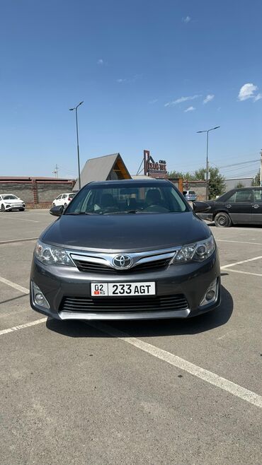 тойота камри 35: Седан Toyota Camry XLE темно-серого цвета, оборудованный