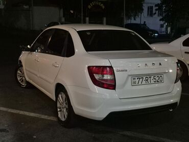 VAZ (LADA): Barter de var Lada Granta modelinin bu ağ rəngli sedanı dörd qapıya və — 2