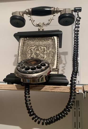 əntiq mallar: Klassik telefon. Çox bahalı maldır. Təzədir, işlənməyib