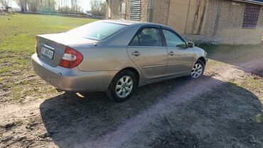 honda civic sedan: Автомобиль Toyota Camry в кузове седан. Цвет кузова – бежевый