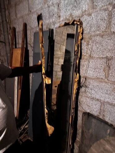 растения для офиса: Прямоугольное настенное зеркало в раме. Зеркало имеет классическую