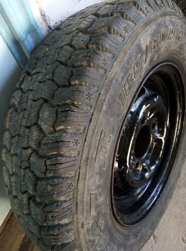 13 зимние шины: Комплект з двох шин розміром 165/80 R13, встановлених на чорні сталеві