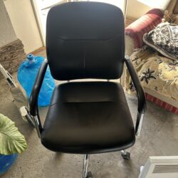 спортивные костюмы для девочек: Продается офисная мебель 4 кожаных стула в очень хорошем состоянии, 2