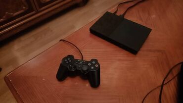 PS4 (Sony Playstation 4): İdeal vəziyyətdədir, 2 ədəd memomry card var, 3 ədəd pultu var hamısı