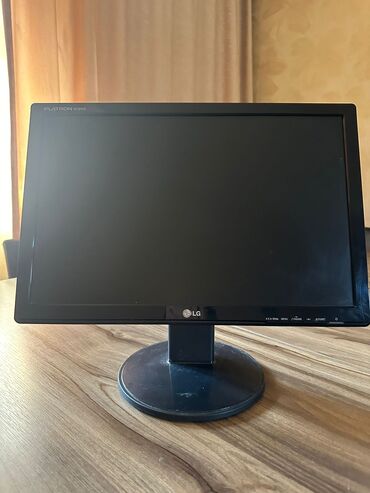 kompüter monitoru: LG-dən monitor. Monitor ideal veziyyetdedir, sadece iki xırda cızıq