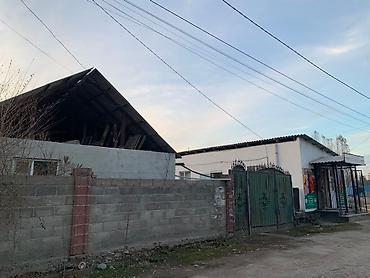 Продаётся участок с четырьмя постройками: основной дом, времянка