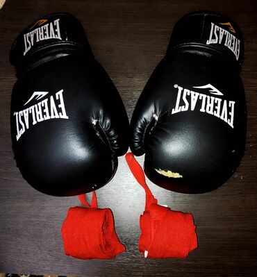 Перчатки: Боксерские перчатки+бинты 3 метра. Пользовался месяц, слегка порвано