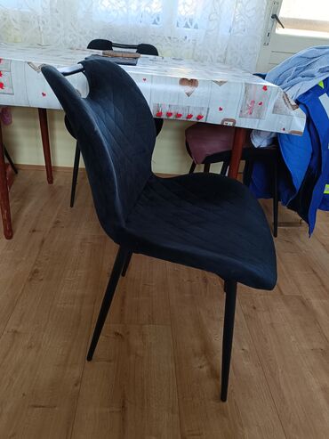 Stolice: Tapacirana trpezarijska stolica – crna,metalne nogice,imam u ponudi 8 — 2