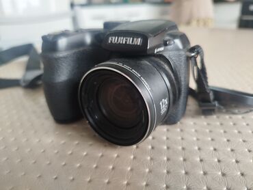 старые фотоаппараты мыльницы: Фотокамера Fujifilm с 12-кратным оптическим зумом. Черный корпус с
