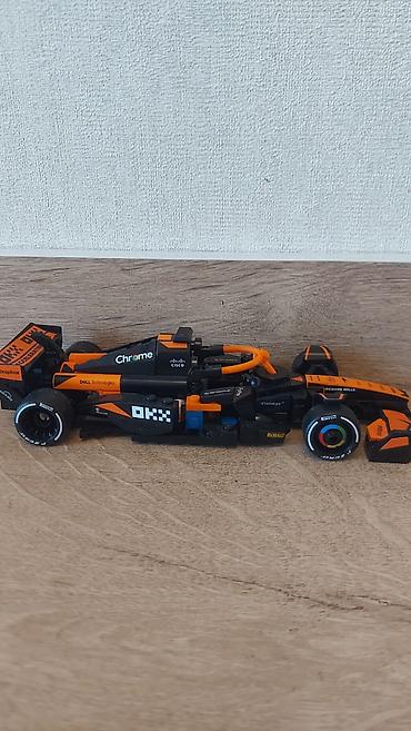 gozel kukla sekilleri: LEGO üslubunda qurulan Formula 1 bolidi modelidir (portuqal — 1