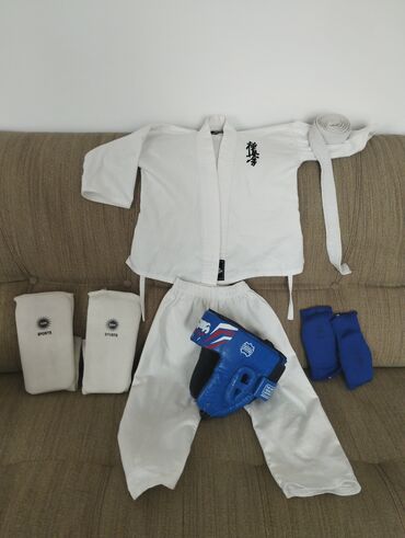 перчатки мото: Кимоно для каратэ, на 6-7 лет, 120 размер, шлем, футы и перчатки