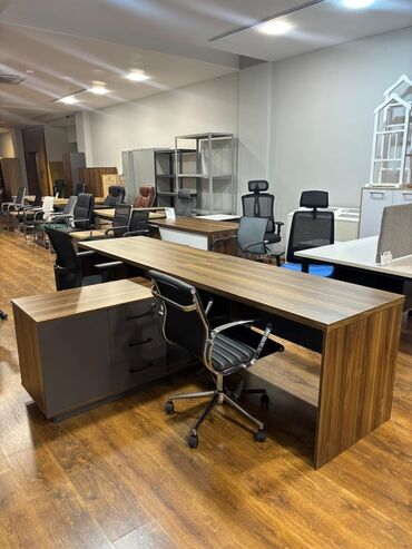 Digər ofis mebeli: Müdir üçün, Dördbucaq masa