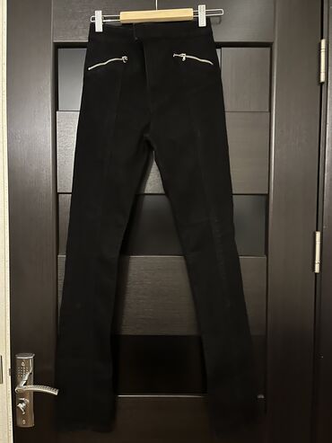 Atlama ipləri: Zara yan cibləri ve arxa eteklerde zamok olan, dar, uzun qara cins — 4