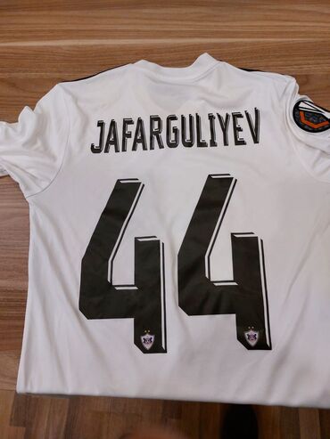 Маски, очки: Ağ rəngli, "Azərsun" yazısı və üzərində "Adidas" loqosu olan, UEFA