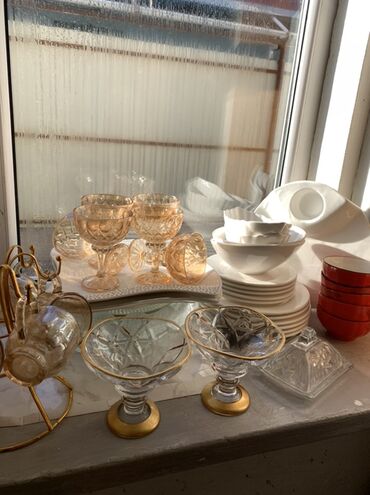 Наборы посуды: Набор посуды и сервировки, разнородные позиции: - Стеклянные креманки — 1