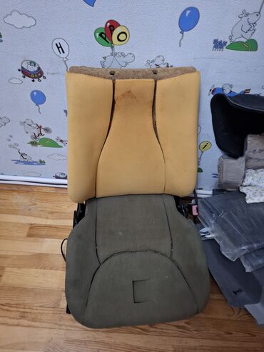 Oturacaqlar: Mercedes W220nin ön oturacaqları. Üzərində paduşkaları, blokları var — 6