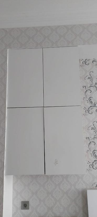 kitab şkaf: Ağ rəngli divar asma mətbəx dolabı - Minimalist, tutacaqsız dizayn – — 1