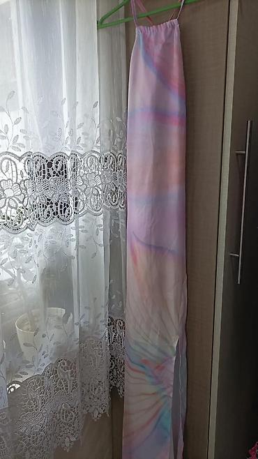tasne mona: Duga haljina Boohoo sa otvorenim leđima i visokim šlicem - Model — 2