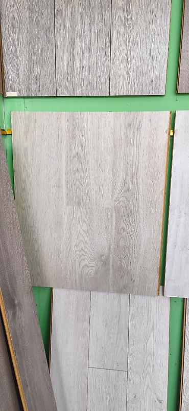 laminant: Boz-ağ palıd naxışlı laminat döşəmə panelləri - Rəng və dizayn: Açıq — 1